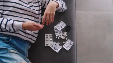 Aşırı dozda uyuşturucudan intihar eden bir kadın bir kavanoz hap düşürür ve bilincini kaybeder. Aşırı dozda antidepresan ilaç aldıktan sonra bilinci yerinde olmayan depresyonlu bir kız kanepede yatıyor. Kadın bir uyuşturucu bağımlısı..