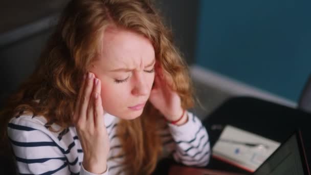 Çok Çalışan Kadın Evde Dizüstü Bilgisayarla Çalışıyor Baş Ağrısı Çeken — Stok video