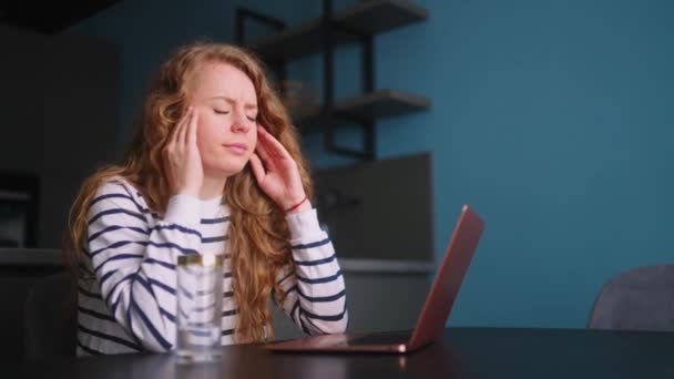 Stresli Kadın Evde Dizüstü Bilgisayarla Çalışıyor Baş Ağrısı Çeken Şakaklara — Stok video