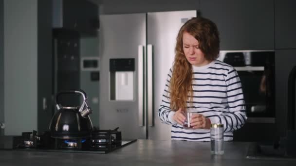 Close Donna Attacco Cuore Facendo Caffè Prendendo Pillole Acqua Bollente — Video Stock