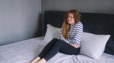 Kafkasyalı kadın ağır karın ağrısı çekiyor. Uyandıktan sonra yatakta kendini çok hasta hissediyor. Genç yetişkin kadın aybaşı sancısı çekiyor. Mesane ağrısı çeken bir kız.