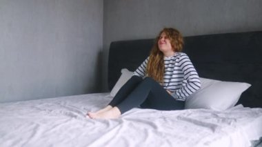 Kafkasyalı kadın ağır karın ağrısı çekiyor. Uyandıktan sonra yatakta kendini çok hasta hissediyor. Genç yetişkin kadın aybaşı sancısı çekiyor. Mesane ağrısı çeken bir kız.