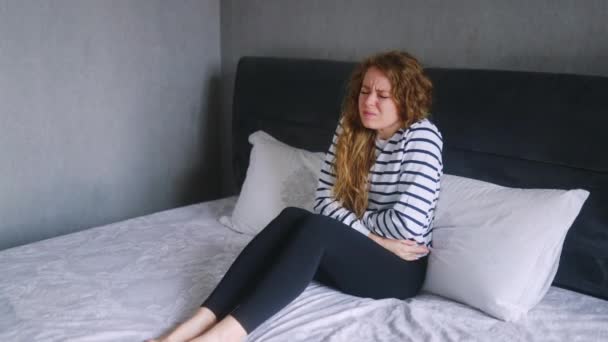 Mujer Caucásica Que Sufre Dolor Estómago Severo Sentado Cama Dormitorio — Vídeos de Stock