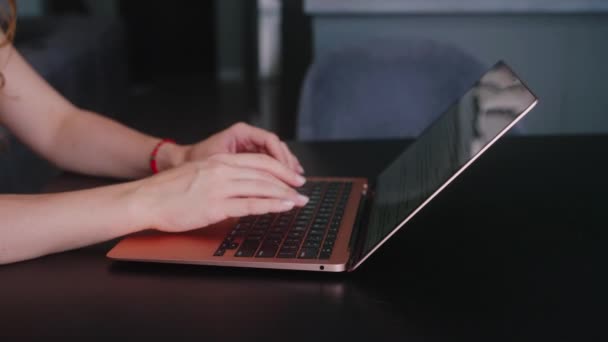 Camera Glijdt Rond Vrouwelijke Freelancers Handen Typen Laptop Toetsenbord Slow — Stockvideo