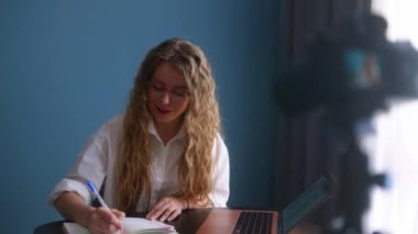 Çevrimiçi öğretmen öğrencilere canlı yayın dersi veriyor. Blog yazarı kameraya içeriği kaydediyor. Uzaktan kumandalı kadın. Görüntülü sohbet konferansında kendinden emin bir kadın konuşuyor. Sosyal ağ için içerik kaydeden kız.
