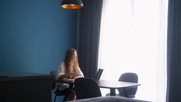 Meisje Doet Huiswerk Thuis Vrouwelijke Student Kijkt Online Les Afstand — Stockvideo