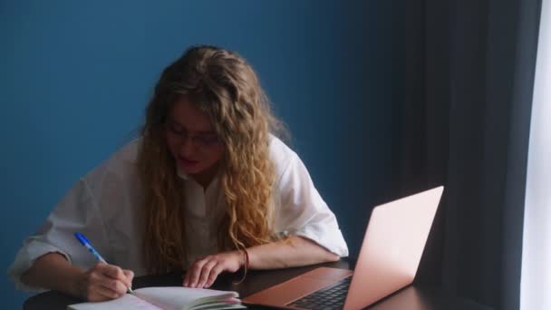 Lider Kadın Dizüstü Bilgisayarla Görüntülü Sohbet Konferansında Konuşuyor Uzaktan Kumandalı — Stok video