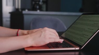 Kameralar kadın serbest çalışanların elleri etrafında kayıyor ve dizüstü bilgisayarda yavaş çekimde klavyeyle yazı yazıyorlar. Ofiste internetle çalışan iş kadını. Evden uzakta çalışan bir kız. Yavaş çekim takip çekimi..