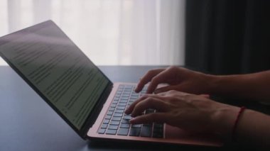 Kameralar kadın serbest çalışanların elleri etrafında kayıyor ve dizüstü bilgisayarda yavaş çekimde klavyeyle yazı yazıyorlar. Ofiste internetle çalışan iş kadını. Evden uzakta çalışan bir kız. Yavaş çekim takip çekimi..