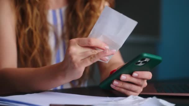 Mujer Frustrada Calcula Los Gastos Facturas Molesto Por Aumento Los — Vídeo de stock