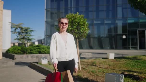 Gelukkige Vrouw Met Boodschappentassen Die Vanuit Het Winkelcentrum Door Stad — Stockvideo