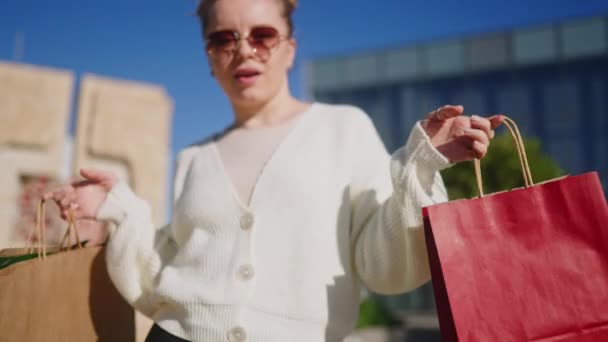 Mujer Feliz Con Bolsas Compras Caminando Ciudad Desde Centro Comercial — Vídeo de stock