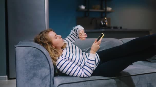 Mujer Viajera Encuentra Sofá Libros Vuelos Con Teléfono Inteligente Luego — Vídeos de Stock