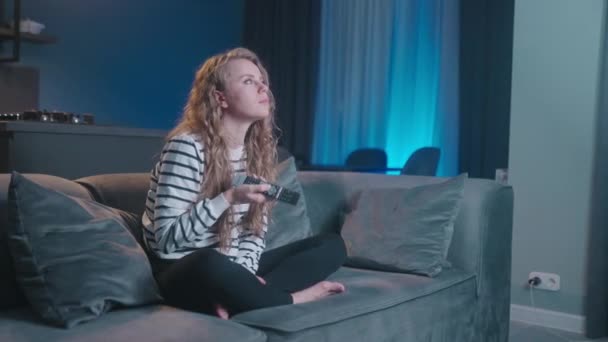 Roztomilá Blonďatá Kudrnatá Žena Zapíná Televizi Naviguje Chytrých Televizních Aplikacích — Stock video