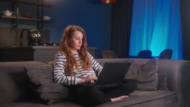 Chica Enfocada Utilizando Computadora Para Estudio Línea Tarea Joven Freelancer — Vídeos de Stock