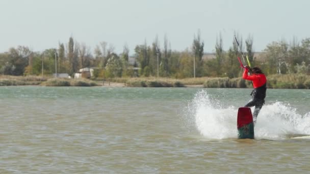 Kiteboarder骑在风筝上 在海湾里做着练习技巧 自由式风筝跳跃 在池塘上训练 一招失败 掉进水里 水上运动的主题 慢动作120 Fps — 图库视频影像