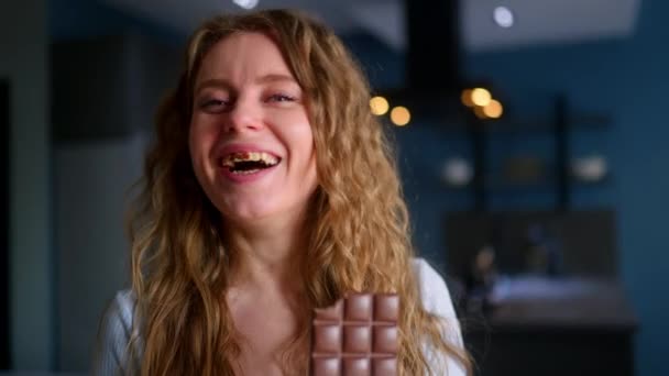 Mujer Divertirse Sonriendo Con Los Dientes Sucios Después Morder Barra — Vídeo de stock