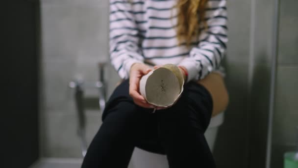 Niska Część Ciała Kobiety Siedzi Toalecie Cierpi Biegunkę Ból Brzucha — Wideo stockowe