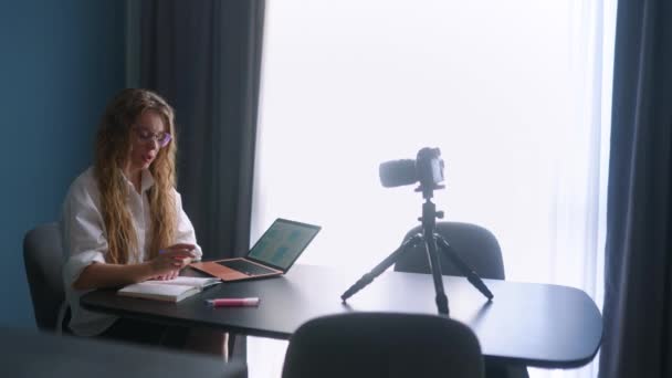 在线教师向学生直播流媒体课程 Blogger在工作室的相机上拍摄内容 从事远程工作的女性 女人在视频聊天会上说话 用于社交网络的女童录音内容 — 图库视频影像