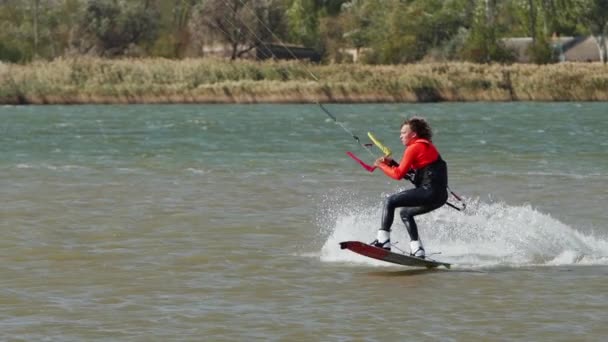 Kiteboarder Jezdí Draka Dělá Cvičí Triky Mořském Zálivu Freestyle Kiter — Stock video