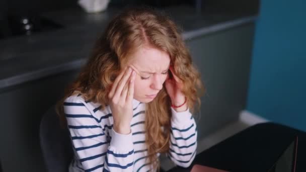 Stres Žena Pracuje Notebookem Doma Masíruje Spánky Trpí Bolestí Hlavy — Stock video