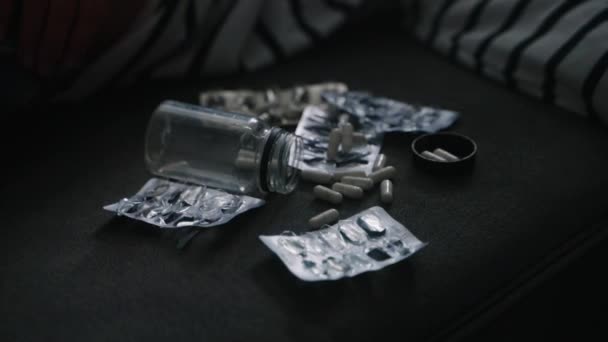 Aşırı Dozda Uyuşturucudan Intihar Eden Bir Kadın Evdeki Koltukta Boş — Stok video