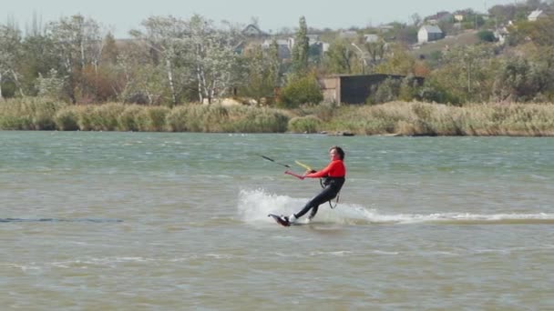 Kiteboarder Cavalca Aquilone Nella Baia Mare Allenamento Freestyle Kiter Sul — Video Stock