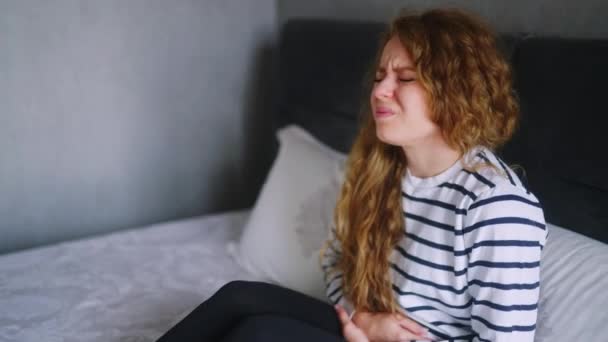 Blanke Vrouw Die Lijdt Aan Ernstige Buikpijn Zittend Bed Slaapkamer — Stockvideo