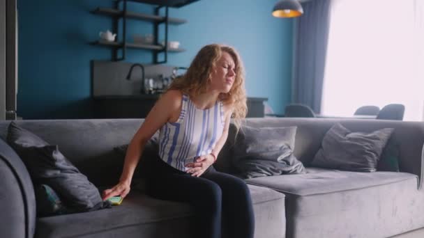 Mujer Caucásica Que Sufre Dolor Estómago Severo Sentado Sofá Sala — Vídeos de Stock