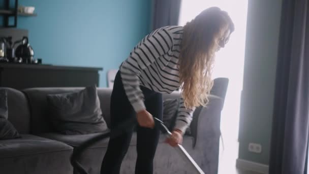 Junge Lockige Kaukasierin Staubsaugt Boden Ihrer Wohnung Erwachsene Frauen Staubsaugen — Stockvideo