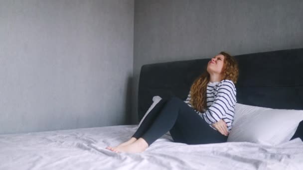 Mulher Caucasiana Sofrendo Dor Estômago Severa Sentada Cama Quarto Depois — Vídeo de Stock