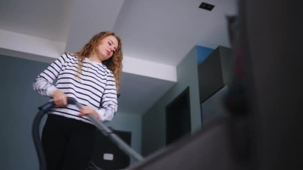 Jolie Femme Aspirant Canapé Dans Son Appartement Avec Aspirateur Femme — Video