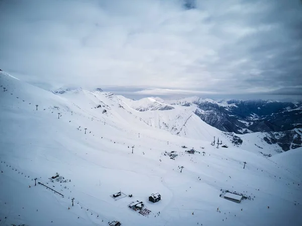 Weites Luftpanorama Des Schneebedeckten Bergrückens Bei Wintersonnenaufgang Atemberaubende Berge Mit — Stockfoto