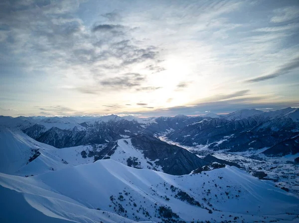 Brett Flygplanspanorama Över Snöiga Bergsryggen Vid Skidorten Vid Soluppgången Fantastiska — Stockfoto