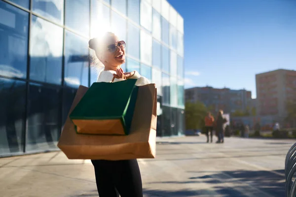 Femme Heureuse Avec Des Sacs Provisions Marchant Dans Ville Depuis — Photo