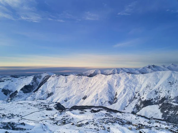 Brett Flygplanspanorama Över Snöiga Bergsryggen Vid Skidorten Vid Soluppgången Fantastiska — Stockfoto