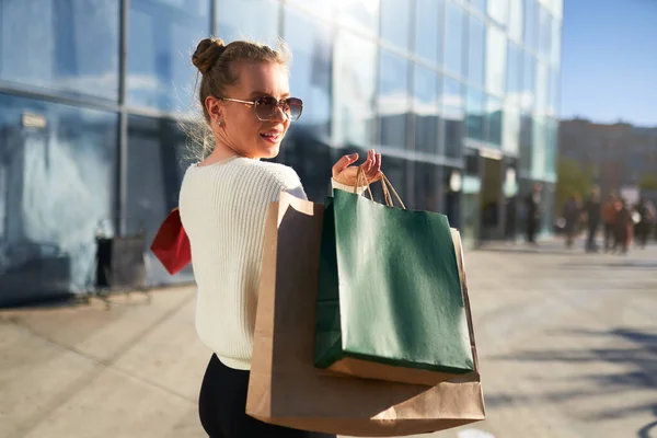 Femme Heureuse Avec Des Sacs Provisions Marchant Dans Ville Depuis — Photo