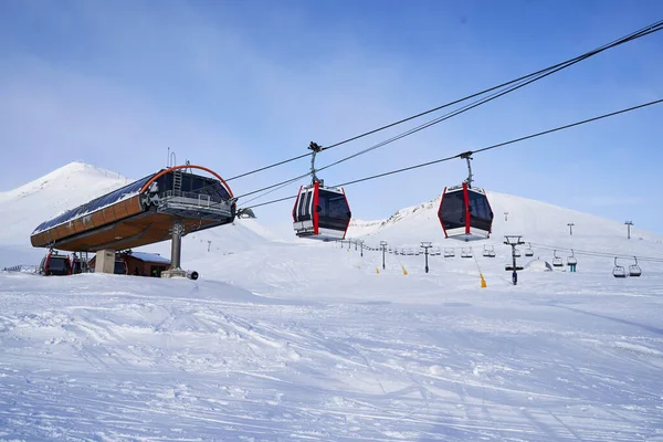Góndola Teleférico Estación Esquí Con Montañas Nevadas Fondo Remonte Moderno —  Fotos de Stock