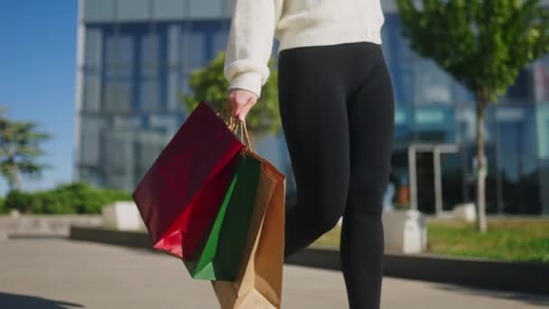 Primer Plano Mujer Caminando Con Bolsas Compras Las Manos Ciudad — Vídeos de Stock