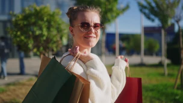 Счастливая Женщина Сумками Покупок Идущая Городу Торгового Центра Возбужденная Девушка — стоковое видео
