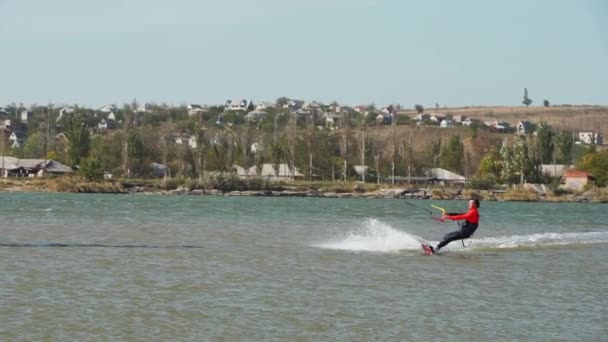 Kiteboarder骑在海湾里的风筝上自由式风筝在池塘上的训练 Kitesurfer喜欢骑马极端水上运动 — 图库视频影像