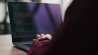 Serbest çalışanların ellerini dizüstü bilgisayarın klavyesinde daktilo koduyla kapat. Kamera geliştiricilerin etrafında slayt yapar parmaklar bilgisayar ekranına bir program kodu yazarlar. Çevrimiçi uygulama veritabanı üzerinde çalışan programcı.