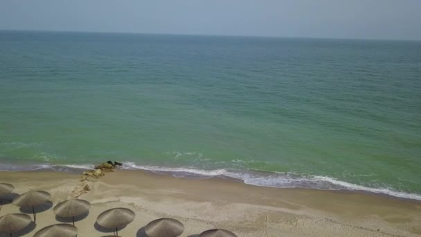 Luftaufnahme Von Strohschirmen Strand Meereswellen Spülen Sandstrände Ruhige Küstenlinie Eines — Stockvideo