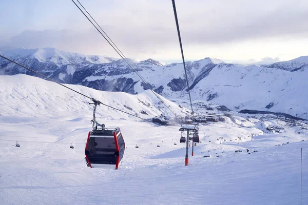 Gondelbahn Einem Skigebiet Mit Schneebedeckten Bergen Hintergrund Moderner Skilift Mit — Stockfoto