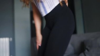 Beyaz kadın evinde koltuktan kalkar kalkmaz sırt ağrısı çekiyor. Genç bir dişi, kanepeden yükselen sırtında ağrıdan muzdarip. Belinde kramplar olan bir kız.