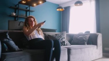 Beyaz kadın televizyonu kapatır ve evinde aniden sırt ağrısı çeken koltuktan kalkar. Genç bir kadın sırtında ağrıdan muzdarip. Belinde kramplar olan bir kız.