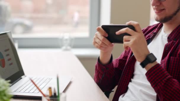 Trabajador Oficina Distraído Del Trabajo Con Teléfono Inteligente Para Comprobar — Vídeos de Stock