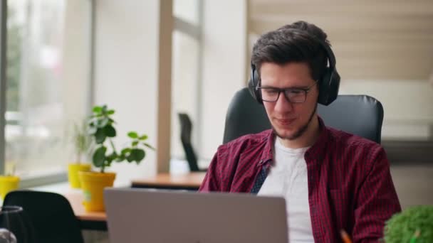 Desarrollador Editor Vídeo Hombre Los Auriculares Que Trabajan Con Ordenador — Vídeos de Stock