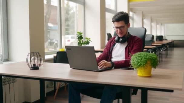 Freelancer Typt Code Laptop Toetsenbord Zittend Aan Bureau Coworking Camera — Stockvideo