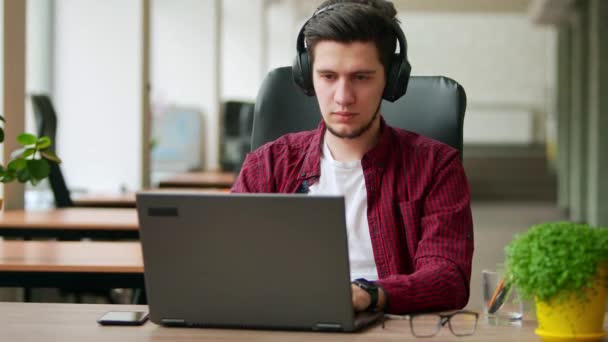 Desenvolvedor Editor Vídeo Homem Fones Ouvido Trabalhando Com Laptop Coworking — Vídeo de Stock